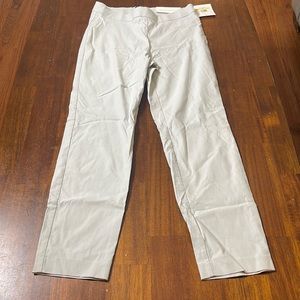 Ellen Tracy ladies mid-rise slim leg ankle pant. Size medium. Light gray.